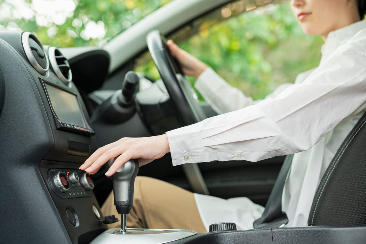 運転をする女性
