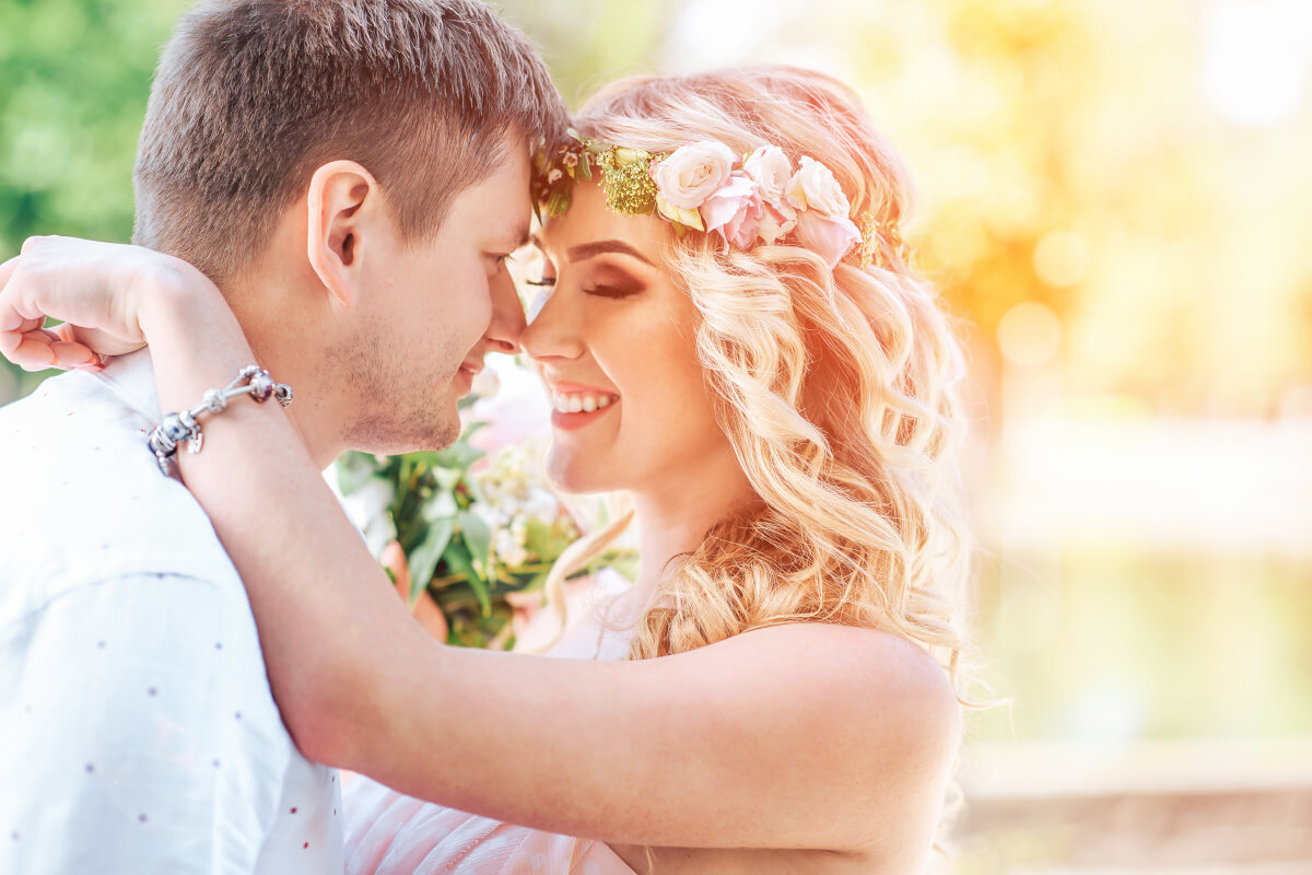 結婚式を挙げるカップル